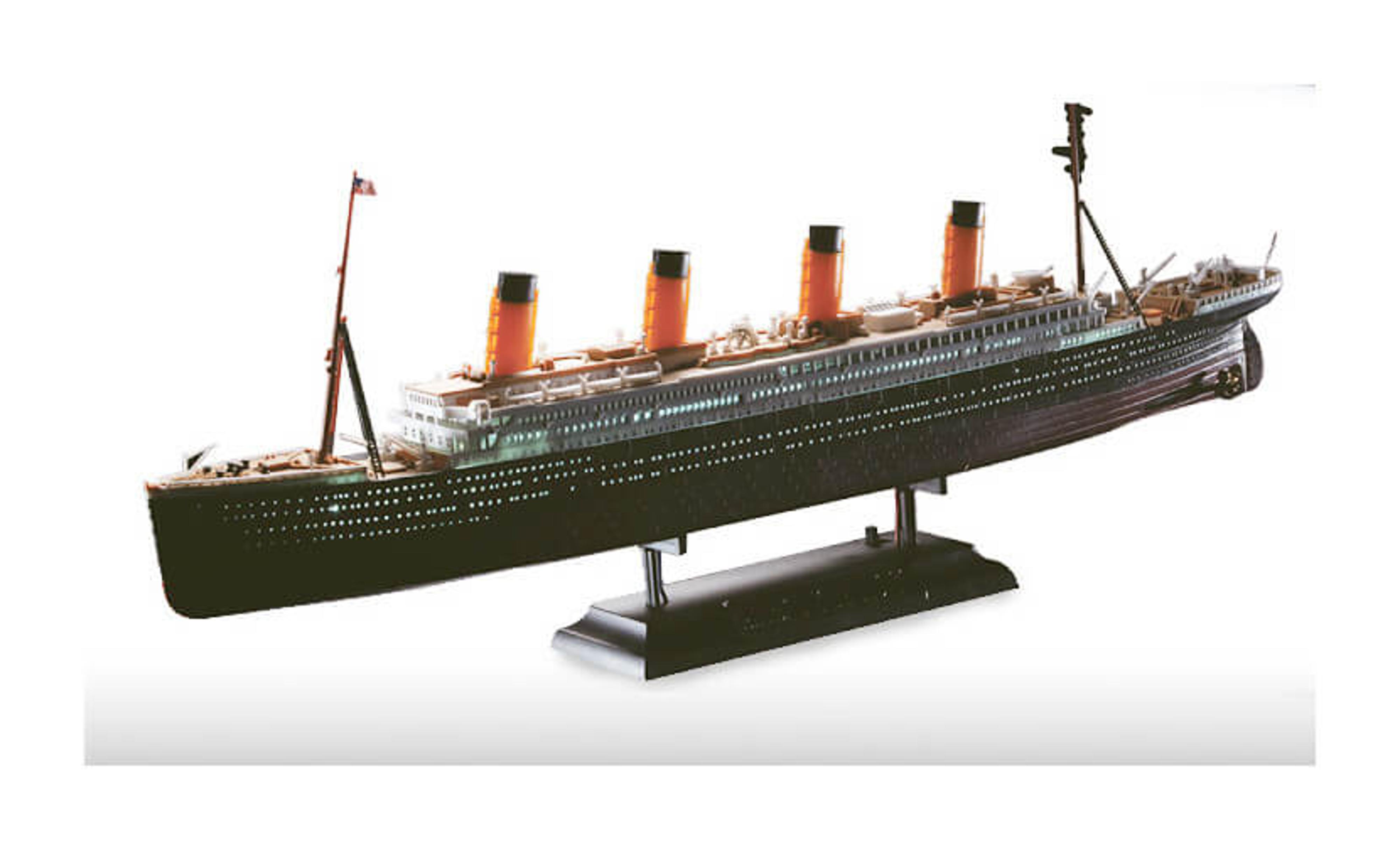 1/700 R.M.S. Titanic Model Kit w/ LED Set